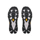 Et par Hoka Speedgoat 7-såler til herresko i farven Frost / Neon Tangerine, der har et robust, kantet mønster med små gule og hvide detaljer samt avanceret Vibram Megagrip-teknologi, der sikrer fremragende greb, vises set nedefra på en hvid baggrund.