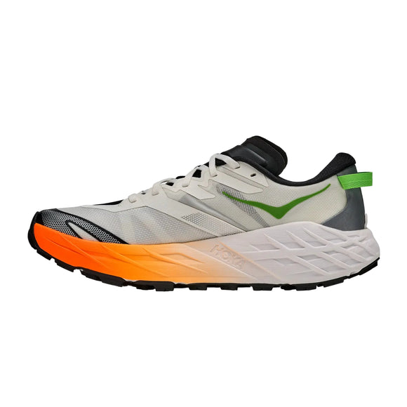 En hvid Hoka Speedgoat 7-løbesko til mænd i farvekombinationen Frost / Neon Tangerine vises set fra siden på en ensfarvet baggrund. Designet har sorte, grønne og orange detaljer samt en tyk sål, der skifter fra levende orange ved tåen til frisk hvid ved hælen – hvilket fremhæver den pålidelige Vibram Megagrip-ydersål, der sikrer enestående greb og holdbarhed, hvilket gør den til et ideelt valg for enhver trailsko-entusiast.