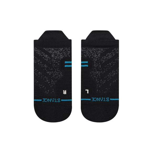 Et par Stance Athletic Tab unisex sorte no-show-strømper med blå og grå mønstre, L- og R-mærkning og mærkenavn nær tæerne - ideelle sportsstrømper til aktive dage.