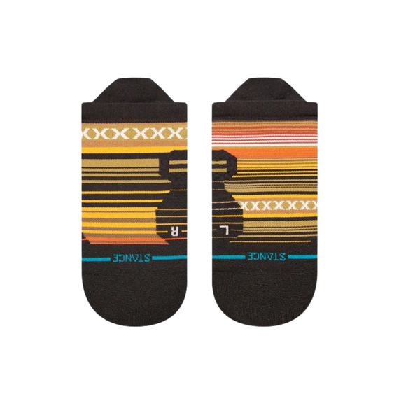 Et par Stance Curren Light Tab unisex-strømper med lavt snit i oliven, der har et sydvestinspireret design med vandrette striber, sorte silhuetter og fugttransporterende egenskaber, der giver komfort hele dagen.