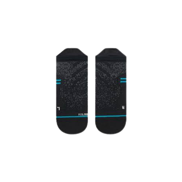 Et par sorte unisex-strømper fra Stance Run UL Tab med fugttransporterende stof, diskret gråt mønster og to tynde blå striber ved tæerne, vist side om side på en hvid baggrund.