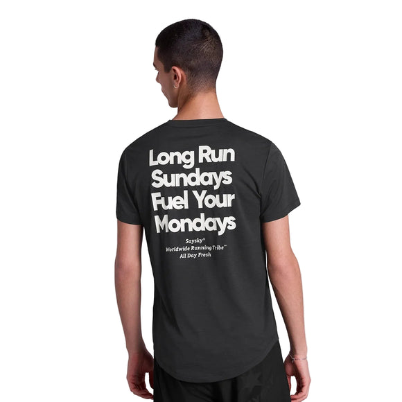 En person med kort hår kigger væk iført Saysky Statement Combat Pro T-shirt, Herre, Black med fed hvid "Long Run Sundays Fuel Your Mondays"-tekst på bagsiden - ideel til dedikerede løbere.