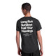 En person med kort hår kigger væk iført Saysky Statement Combat Pro T-shirt, Herre, Black med fed hvid "Long Run Sundays Fuel Your Mondays"-tekst på bagsiden - ideel til dedikerede løbere.