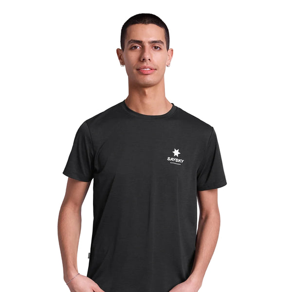 En mand med kort mørkt hår bærer den sorte Saysky Statement Combat Pro T-shirt med en lille hvid stjerne og "SAYSKY" på venstre bryst, der står på en almindelig hvid baggrund - en ideel åndbar træningstee til løbere.
