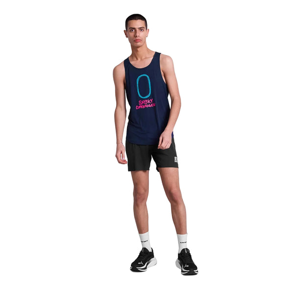 En person poserer på en hvid baggrund iført Saysky Statement Flow Singlet, Herre, Blue med SAYSKY CPH/MARATHON-tekst, sorte shorts, sorte løbesko med hvide såler og hvide sokker - en fremvisning af stilfuldt løbetøj til mænd.