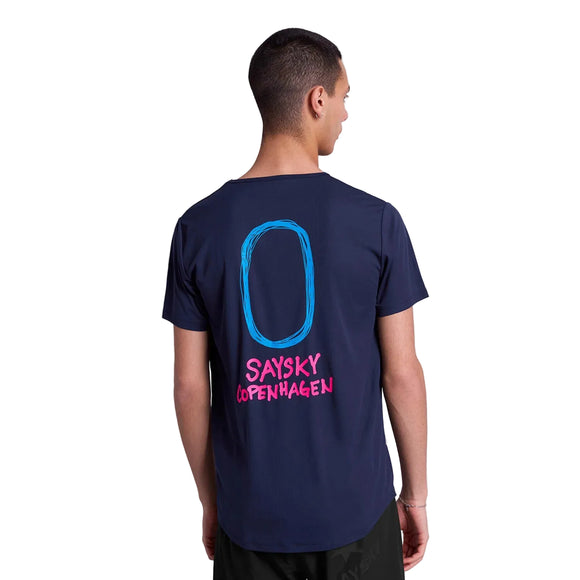 En person ses bagfra iført Saysky Statement Flow T-Shirt, Herre, Blue, med et stort blåt 0 og "SAYSKY COPENHAGEN" i pink på ryggen. Denne svedtransporterende løbe t-shirt vises mod en almindelig hvid baggrund.