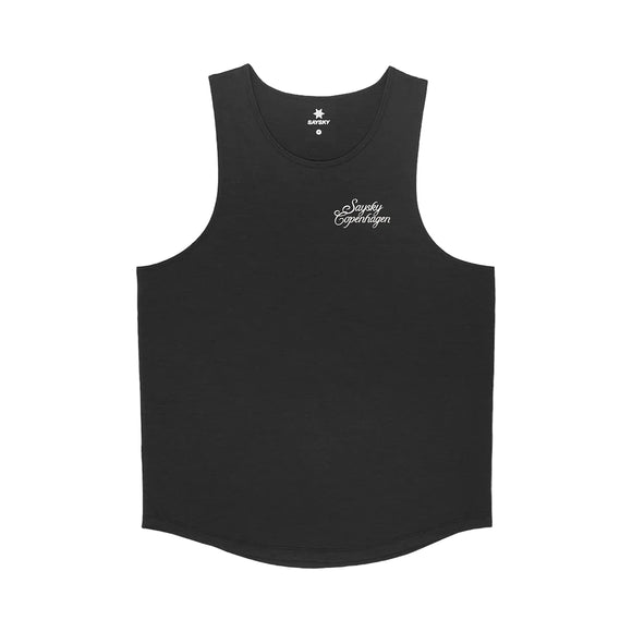 En enkel, sort Statement Combat Pro-singlet til mænd fra Saysky med rund halsudskæring og en lille hvid tekst i kursivskrift, »Sundry Copenhagen«, på venstre bryst, ligger fladt ud på en hvid baggrund.