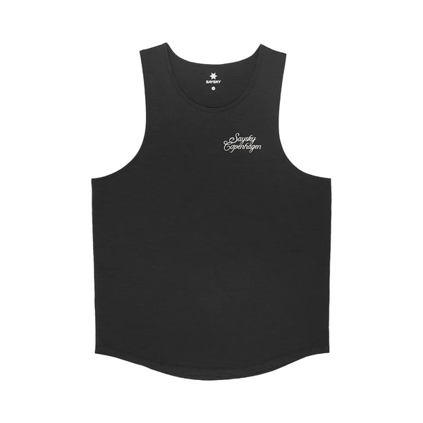 En enkel, sort Statement Combat Pro-singlet til mænd fra Saysky med rund halsudskæring og en lille hvid tekst i kursivskrift, »Sundry Copenhagen«, på venstre bryst, ligger fladt ud på en hvid baggrund.
