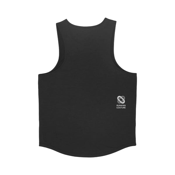 Statement Combat Pro Singlet, Herre, Sort fra Saysky er en sort tanktop med racerback, set bagfra, med et lille hvidt Running Couture-logo og tekst nederst til højre. Denne herre-træningssinglet har en let afrundet nedkant og er designet til øget komfort under træning.