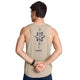 En mand iført en Saysky Statement Combat Pro Singlet, Herre, Sand står med ryggen til kameraet og hænderne foldet bag ryggen. Hans hurtigtørrende singlet har et stort stjernemotiv og japanske tegn trykt på ryggen og tilbyder fremragende åndbarhed. Han bærer et sort ur på venstre håndled.