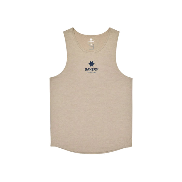 Vi præsenterer Saysky Statement Combat Pro Singlet til mænd i farven sand. Denne beige, ærmeløse tanktop har en rund halsudskæring og er prydet med en markant marineblå stjerne på forsiden samt teksten »SAYSKY« i store blokbogstaver og »sports« trykt nedenunder med mindre skrift. Den er specielt designet som en Combat Pro Singlet og tilbyder både åndbarhed og hurtigtørrende egenskaber, hvilket gør den ideel til træning med høj intensitet.