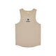 Vi præsenterer Saysky Statement Combat Pro Singlet til mænd i farven sand. Denne beige, ærmeløse tanktop har en rund halsudskæring og er prydet med en markant marineblå stjerne på forsiden samt teksten »SAYSKY« i store blokbogstaver og »sports« trykt nedenunder med mindre skrift. Den er specielt designet som en Combat Pro Singlet og tilbyder både åndbarhed og hurtigtørrende egenskaber, hvilket gør den ideel til træning med høj intensitet.