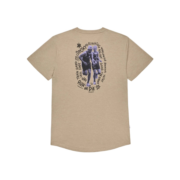 Saysky Statement Combat Pro T-shirt, herre, sand har korte ærmer og et åndbart design, der sikrer optimal komfort på din løbetur. Et markant motiv på ryggen viser to løbere omgivet af håndskrevet tekst – herunder ”Saysky Running My Run or Die” – sammen med andre kunstneriske kruseduller, hvilket gør denne stilfulde sports-T-shirt til det perfekte valg, hvis du vil skille dig ud under træningen.