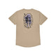 Saysky Statement Combat Pro T-shirt, herre, sand har korte ærmer og et åndbart design, der sikrer optimal komfort på din løbetur. Et markant motiv på ryggen viser to løbere omgivet af håndskrevet tekst – herunder ”Saysky Running My Run or Die” – sammen med andre kunstneriske kruseduller, hvilket gør denne stilfulde sports-T-shirt til det perfekte valg, hvis du vil skille dig ud under træningen.