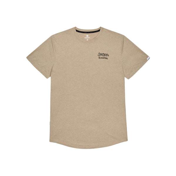 En Saysky Statement Combat Pro T-shirt til mænd i farven sand ligger fladt på en hvid baggrund. Denne åndbare sportst-shirt har korte ærmer, rund halsudskæring og en let buet nederkant, der giver ekstra komfort. »SAYSKY RUNNING« er trykt med små sorte bogstaver på venstre bryst.