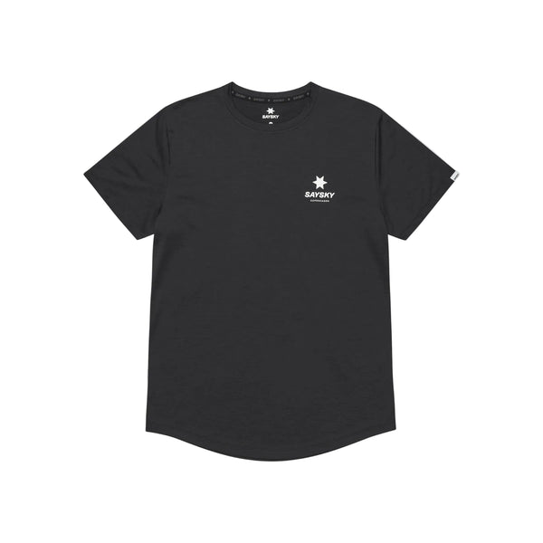 Saysky Statement Combat Pro T-shirt, Herre, Black har korte ærmer, en rund hals og et lille hvidt stjernelogo over "SAYSKY" på venstre bryst. Den er ideel til løbere og vises fladt på en hvid baggrund.