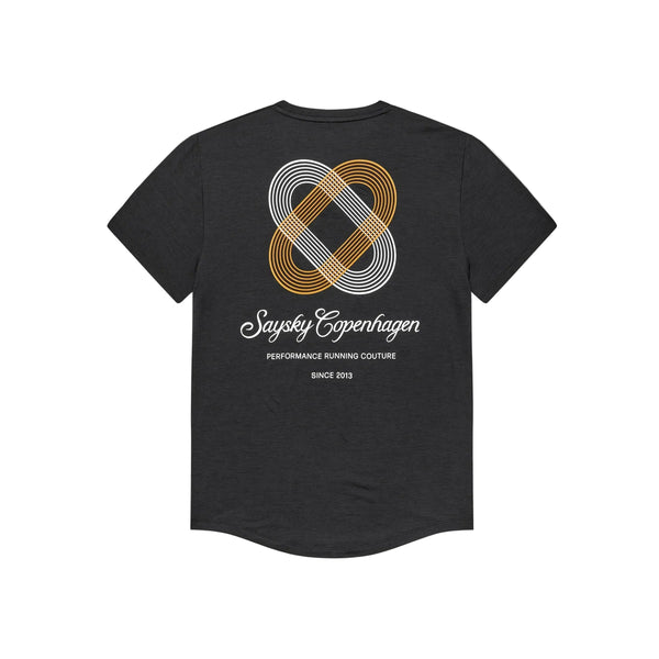 Statement Combat Pro T-shirt i sort med et motiv på ryggen bestående af to sammenflettede sløjfer i hvidt og guld over teksten Saysky Copenhagen PERFORMANCE RUNNING COUTURE SINCE 2013.