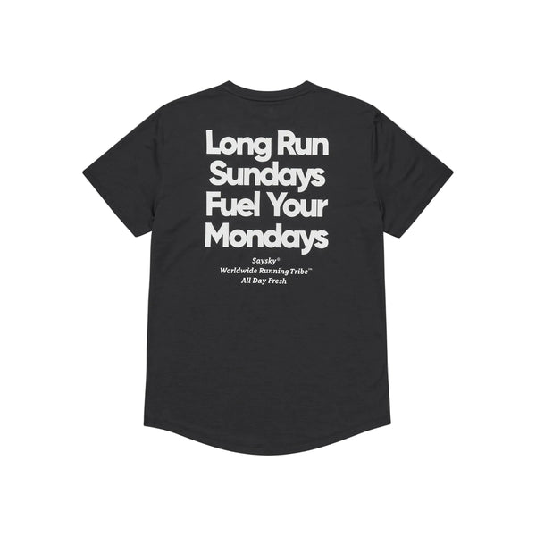 Saysky Statement Combat Pro T-shirt, Herre, Black har en fed hvid "Long Run Sundays Fuel Your Mondays"-tekst på ryggen med "Saysky Worldwide Running Tribe™ All Day Fresh" nedenunder - ideel til løbere.
