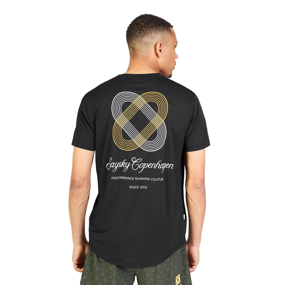 En mand set bagfra iført en sort Saysky Statement Combat Pro-T-shirt med et geometrisk logo i hvidt og guld samt tekst trykt på ryggen.