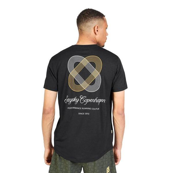 En mand set bagfra iført en sort Saysky Statement Combat Pro-T-shirt med et geometrisk logo i hvidt og guld samt tekst trykt på ryggen.