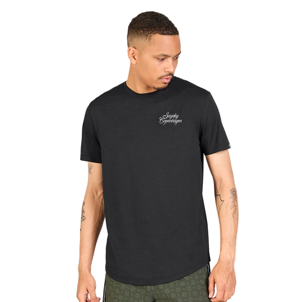 En mand iført en sort Saysky Statement Combat Pro-T-shirt med hvid skrift på venstre bryst.