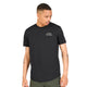 En mand iført en sort Saysky Statement Combat Pro-T-shirt med hvid skrift på venstre bryst.