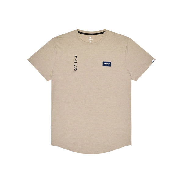 Saysky Statement Combat Pro T-shirt, Herre, Sand er en kortærmet løbetrøje fremstillet af hurtigtørrende stof. Den har et sort, rektangulært mærke med ordet »SORRY« på venstre bryst og lodret japansk tekst i sort på højre bryst. T-shirten vises lagt fladt på en hvid baggrund.
