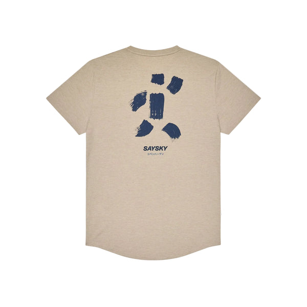 Saysky Statement Combat Pro T-shirt, Herre, Sand er en beige T-shirt med korte ærmer, der er prydet med fire store, marineblå figurer i penselstrøg-stil og ordet SAYSKY trykt nedenunder, ledsaget af mindre japansk tekst. Denne hurtigtørrende løbetrøje til mænd har et centreret design på ryggen.