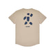 Saysky Statement Combat Pro T-shirt, Herre, Sand er en beige T-shirt med korte ærmer, der er prydet med fire store, marineblå figurer i penselstrøg-stil og ordet SAYSKY trykt nedenunder, ledsaget af mindre japansk tekst. Denne hurtigtørrende løbetrøje til mænd har et centreret design på ryggen.