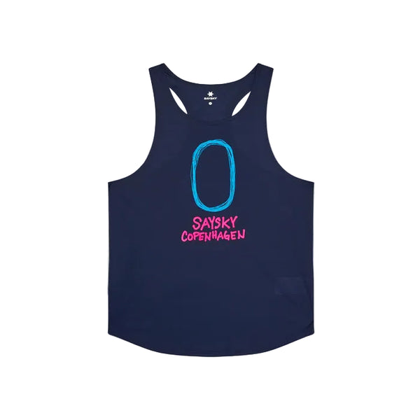 Saysky Statement Flow Singlet, Herre, Blue er en marineblå sportstank med et stort blåt ovalt og pink SAYSKY COPENHAGEN-print på forsiden, racerback-design og en lille hvid stjerne ved halsen - ideel herre løbetøj.