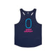 Saysky Statement Flow Singlet, Herre, Blue er en marineblå sportstank med et stort blåt ovalt og pink SAYSKY COPENHAGEN-print på forsiden, racerback-design og en lille hvid stjerne ved halsen - ideel herre løbetøj.