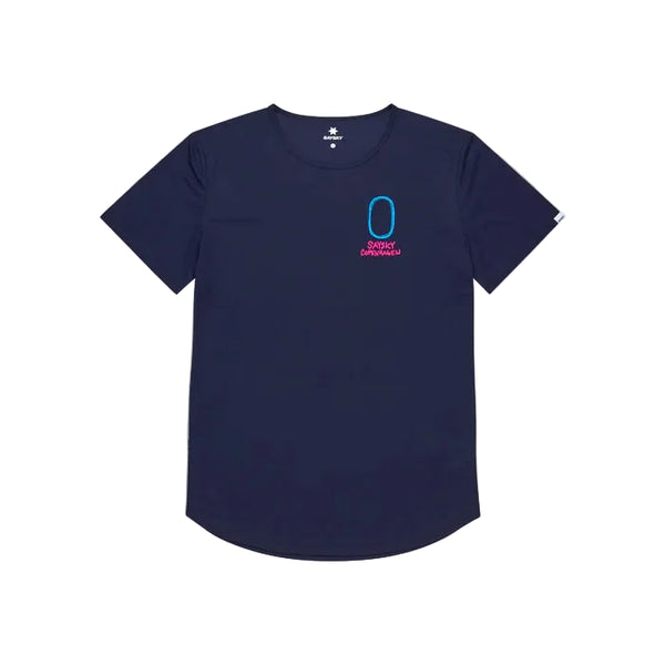 Statement Flow T-Shirt, Herre, Blue fra Saysky er vist på en hvid baggrund med korte ærmer, en lille lyseblå oval kontur og pink "Sorry OuttaWords"-tekst på venstre bryst.