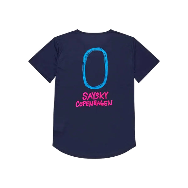 Saysky Statement Flow T-Shirt, Herre, Blue er en navy svedtransporterende løbe t-shirt med et stort blåt håndtegnet O og SAYSKY COPENHAGEN i pink på ryggen, vist på en almindelig hvid baggrund.