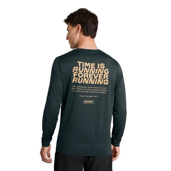 En mand set bagfra iført en sort Statement Pace langærmet herre-T-shirt i sort med guldtekst på ryggen, hvor der står Time is running, forever running, samt yderligere inspirerende sætninger.