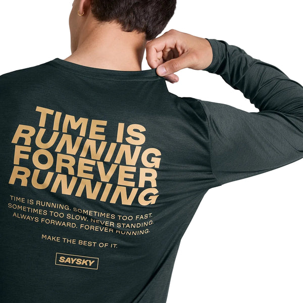 Bagfra-billede af en mand iført en sort Statement Pace-langærmet trøje med teksten Time is running forever running i store, lysebrune bogstaver på ryggen samt yderligere motiverende tekst og et logo.