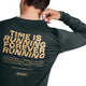 Bagfra-billede af en mand iført en sort Statement Pace-langærmet trøje med teksten Time is running forever running i store, lysebrune bogstaver på ryggen samt yderligere motiverende tekst og et logo.