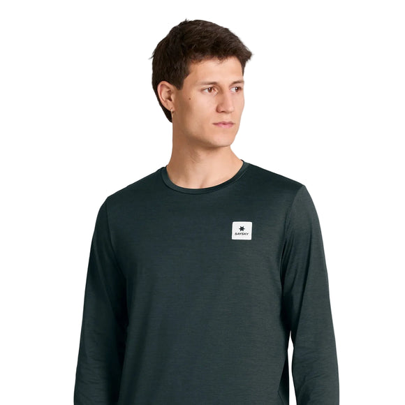 En mand iført en sort Saysky Statement Pace langærmet T-shirt med rund hals og et lille hvidt firkantet logo på brystet.