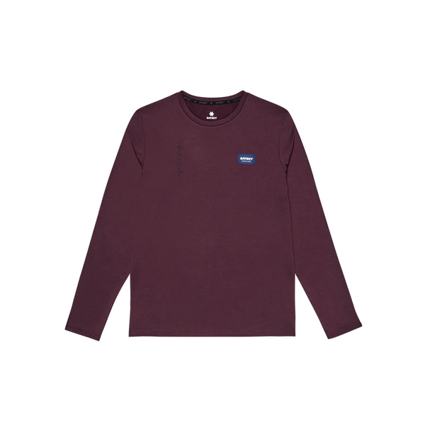 En langærmet, burgunderfarvet Saysky Statement Pace Long Sleeve herre-løbetrøje med rund halsudskæring. Denne hurtigtørrende trøje har et lille, blå og hvidt, rektangulært Saysky-mærke på venstre brystside og diskret sort tekst øverst til højre på brystet. Trøjen er afbilledet fladt lagt på en hvid baggrund.