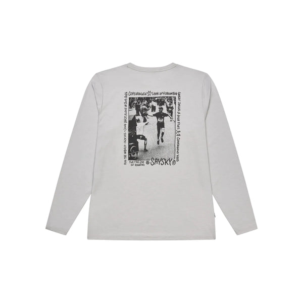 Statement Pace Long Sleeve, Herre, Grey fra Saysky er en lysegrå løbetrøje til mænd med et sort motiv på ryggen, der forestiller løbere i et løb, omgivet af tekst og Saysky-mærket nederst. Trøjen vises lagt fladt ud på en hvid baggrund.