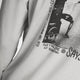 Et nærbillede af Saysky Statement Pace Long Sleeve, Herre, Grey viser en lysegrå løbetrøje med et sort motiv af en løber og teksterne »RUN THE WORLD, KICK ASS & DO GOOD« samt »FOR THE LOVE OF RUNNING«. Designet fremhæver det bløde, let strukturerede og hurtigtørrende stof, der sikrer ultimativ komfort under hver eneste løbetur.