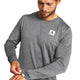 En mand iført Saysky Statement Pace Long Sleeve, Herre, Grey – en åndbar træningstrøje med et lille, firkantet logo på venstre bryst og en diskret mærkat på håndleddet – retter på ærmet, mens han kigger ned. Designet med fokus på komfort og ydeevne.