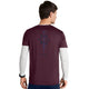 En mand står med ryggen til og har en Saysky Statement Pace T-shirt, Herre, i farven Burgundy på, over en hvid langærmet skjorte. T-shirten har et mørkt stjernemotiv og japanske tegn på ryggen, og nedenunder står der »SAFETY BEAST«.