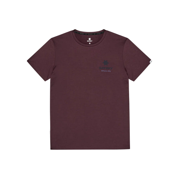 En Saysky Statement Pace T-shirt til herre i bordeauxrød, med korte ærmer og et lille mørkt logo med tekst på venstre bryst. Træningstrøjen ligger fladt på en hvid baggrund og viser ingen synlige rynker eller folder.