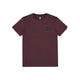 En Saysky Statement Pace T-shirt til herre i bordeauxrød, med korte ærmer og et lille mørkt logo med tekst på venstre bryst. Træningstrøjen ligger fladt på en hvid baggrund og viser ingen synlige rynker eller folder.