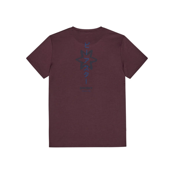 En Saysky Statement Pace T-shirt, herre, burgunder, vises fladt med ryggen vendt opad. På ryggen ses et stort mørkeblåt stjerneformet motiv og lodret trykte japanske tegn i midten, hvilket skaber et markant look, der er perfekt til både hverdag og træning.