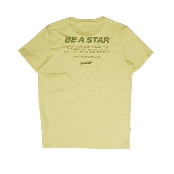 Saysky Statement Pace T-shirt til mænd i farven Green Melange vises her lagt fladt ud, set bagfra, med teksten »BE A STAR« og en motiverende tekst samt et lille SAYSKY-logo øverst på ryggen – perfekt til træning.
