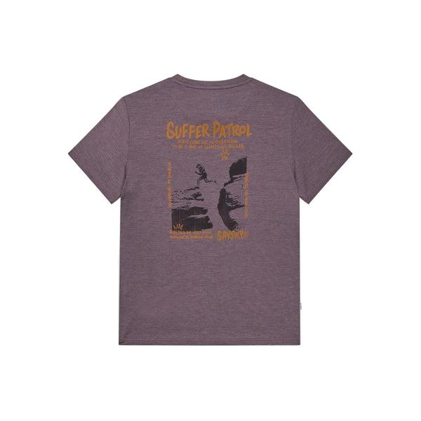 Saysky Statement Pace T-shirten til mænd i lilla har et orange og sort motiv på ryggen med teksten »GUFFER PATROL«, et dynamisk billede af en person, der springer mellem to klipper, samt yderligere træningsinspirerede tekst- og designelementer.