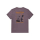 Saysky Statement Pace T-shirten til mænd i lilla har et orange og sort motiv på ryggen med teksten »GUFFER PATROL«, et dynamisk billede af en person, der springer mellem to klipper, samt yderligere træningsinspirerede tekst- og designelementer.