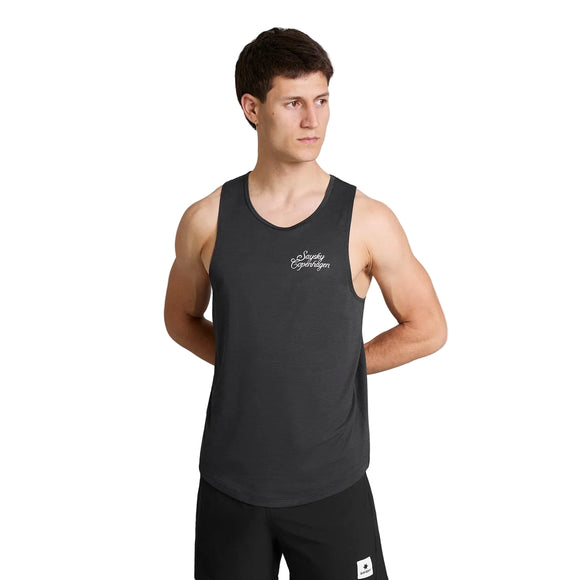 En mand iført en sort Statement Combat Pro Singlet med hvid logo-tekst på brystet.