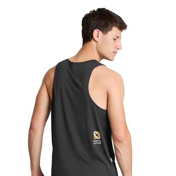 Mand iført en sort Statement Combat Pro Singlet, Herre, med et Running Couture-logo nederst på ryggen.